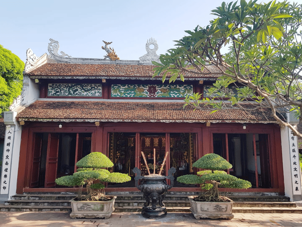 The incense burner in front of the main temple has Dinh Tran Ba ​​- meaning a pillar standing firm amidst the unhealthy waves in contemporary culture (Source: Fanpage Đền Ngọc Sơn và khu vực hồ Hoàn Kiếm)
